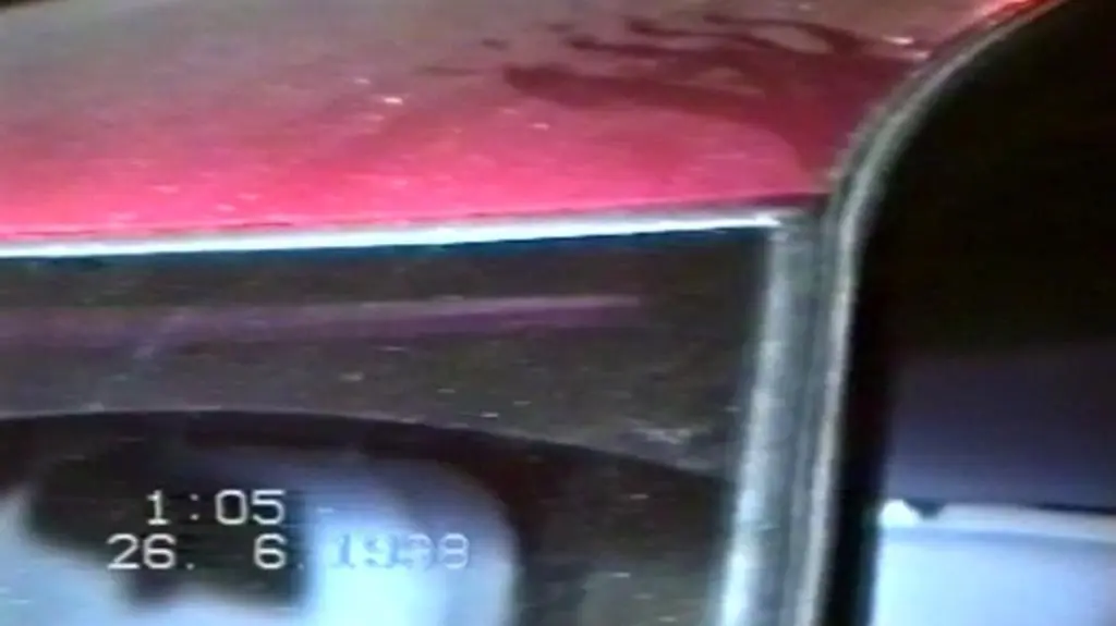 Zbliżenie na dach daewoo espero, w którym zginął Marek Papała. Kamera zarejestrowała błyszczący przedmiot, który może być łuską z pistoletu Igora M. "Patyka".