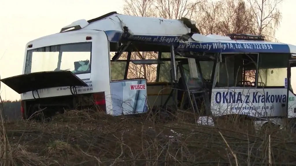 Zderzenie autobusu z szynobusem. Zginęła jedna osoba, kilku rannych