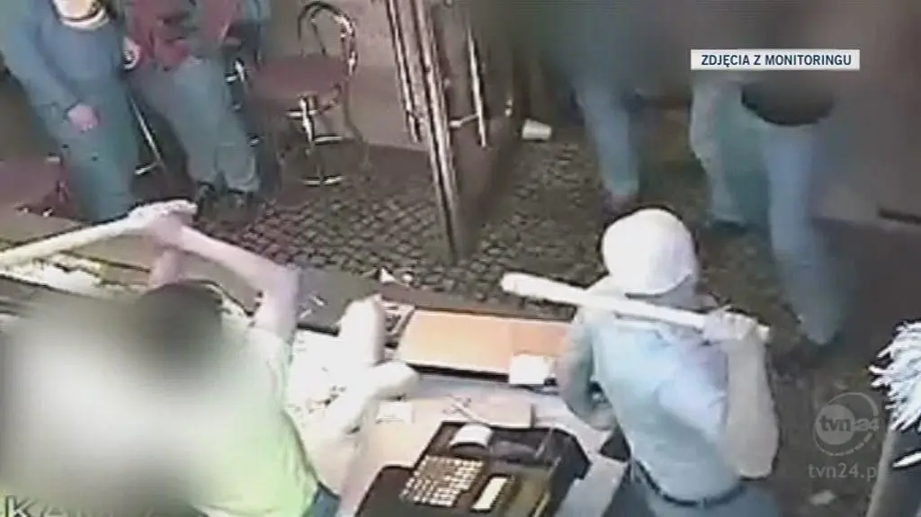 Zdjęcia z napadu zarejestrowane przez monitoring baru