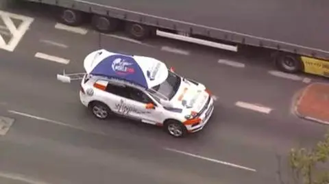 Zdyszany reporter TVN24: Na siódmym kilometrze samochodu jeszcze nie widzimy