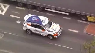 Zdyszany reporter TVN24: Na siódmym kilometrze samochodu jeszcze nie widzimy
