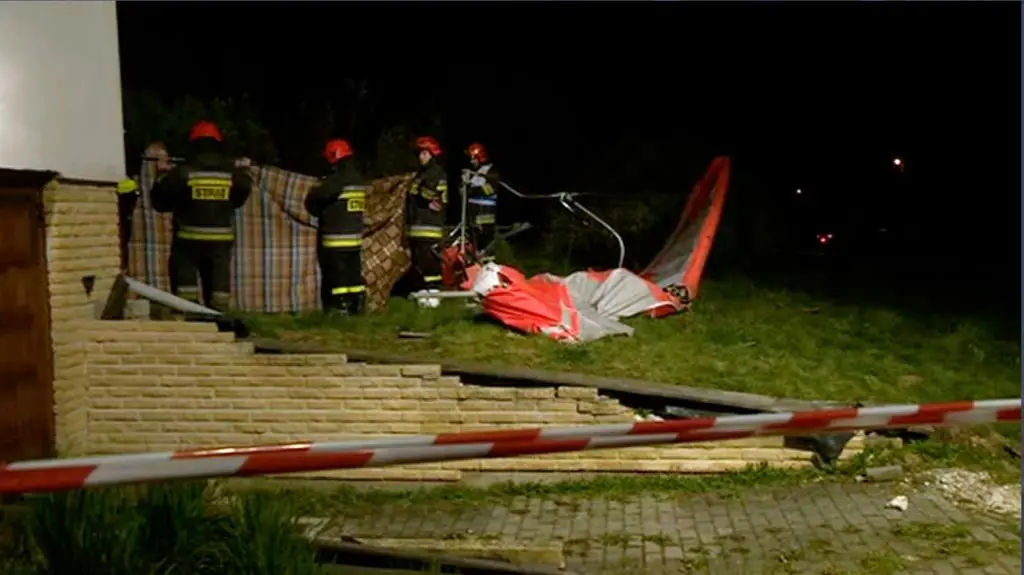 Zginęli pilot i pasażer motolotni. Uderzyli w ścianę domu