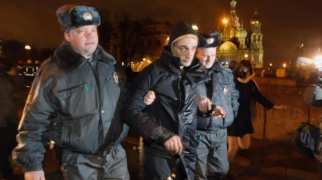 Znany jest z tego, że zaszył sobie usta. Rosyjski performer przyjechał do Krakowa