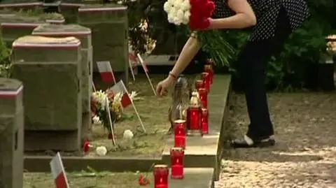 Znicze płoną na Powązkach ku pamięci powstańców