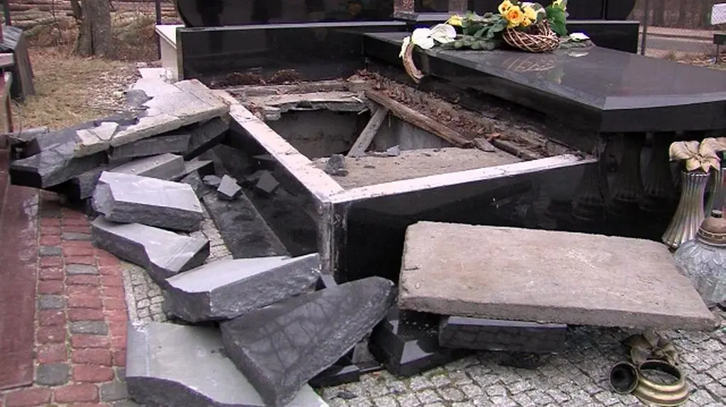 Zniszczony grób w Redzie 