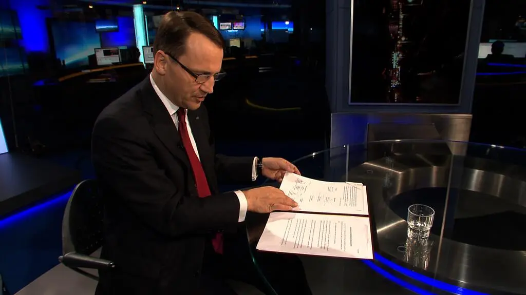 Zobacz, co podpisali. Sikorski pokazuje oryginał porozumienia (wideo z 21 lutego)