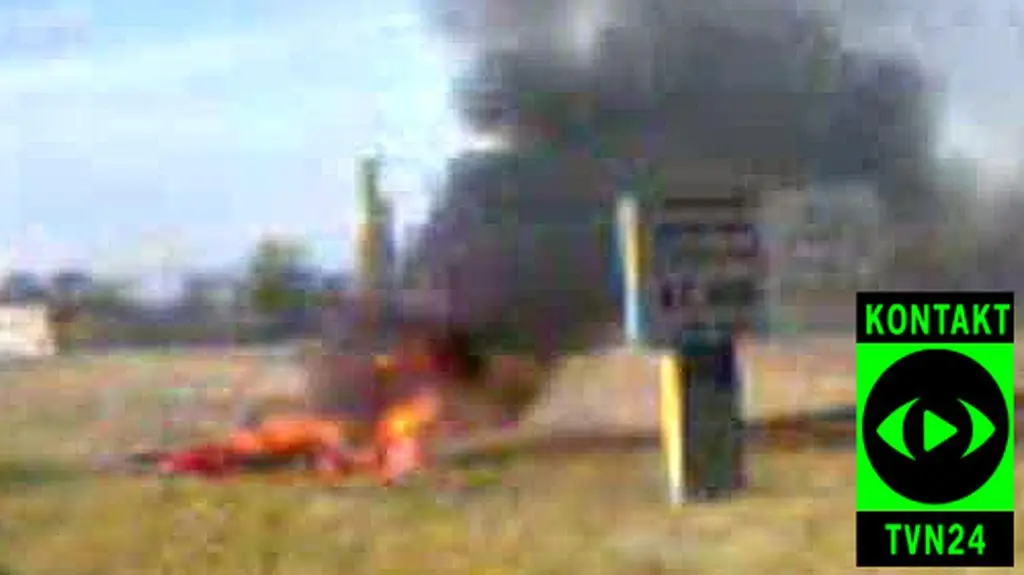 Zobacz samochód płonący po zderzeniu