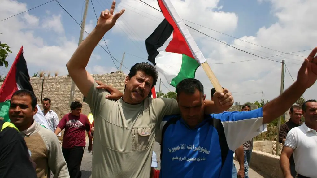 Zwiastun filmu "5 rozbitych kamer"