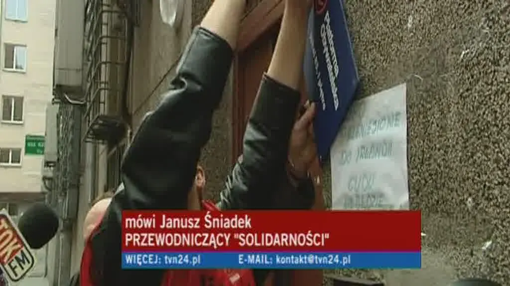 Związkowcy odkręcają tabliczkę Tuska