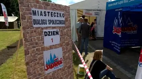 Związkowe miasteczko wyrosło przed urzędem. Protest