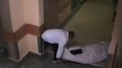 Zwłoki na podłodze, personel pijany