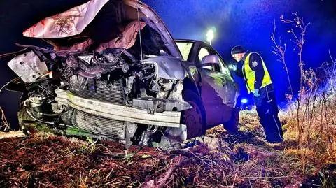 Volkswagen rozbity na poboczu. Uczestnicy wypadku zniknęli z miejsca zdarzenia