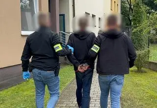 Oblał kobietę łatwopalną substancją i podpalił
