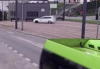Wjechał na pętlę tramwajową, zawisł na krawężniku. Nagranie