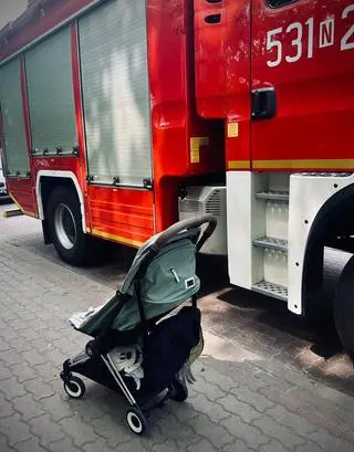 Dziecko wypadło z wózka na chodnik