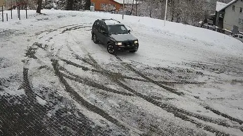 Drift na placu pod remizą. Strażacy opublikowali nagranie