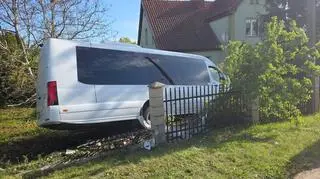 Autobus próbował ominąć przechodzącą przez jezdnię kobietę