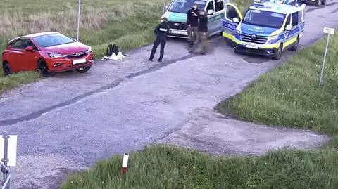 Zaatakował parę i uciekł skradzionym autem. Został zatrzymany, gdy wpadł do rowu