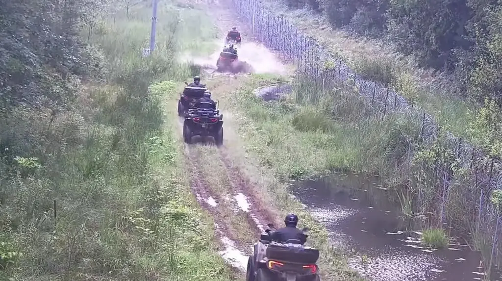 Pięć quadów na pasie drogi granicznej