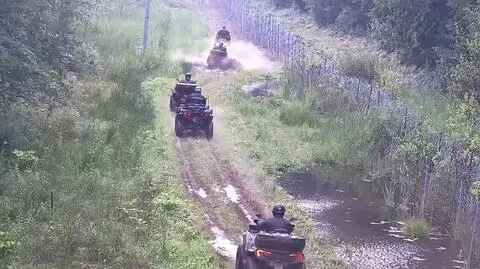Pięć quadów na pasie drogi granicznej