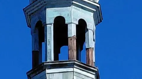 Zdemontował fragmenty zabytkowego dachu w zamku w Białej