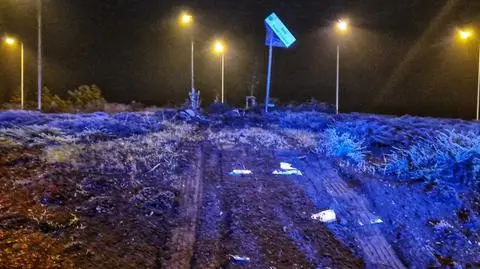 Kierowca ciężarówki uszkodził infrastrukturę na rondzie i odjechał