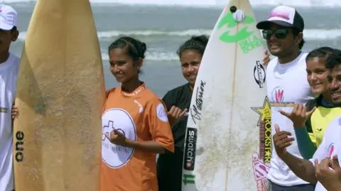 Pod prąd. Surferki z Bangladeszu 