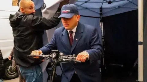 "Jedzie jakiś posąg na hulajnodze". Mentzen niczym twierdza nie do zdobycia