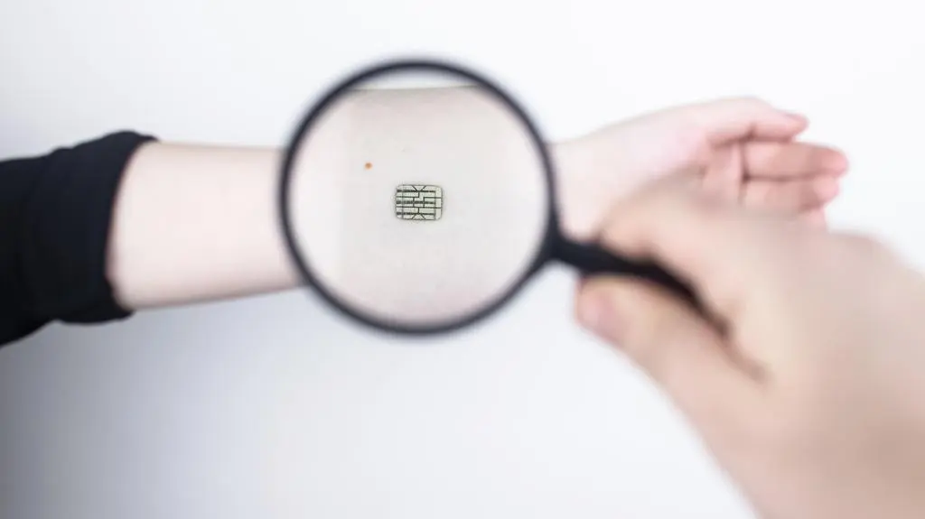 Polacy chcą być cyborgami. Dlaczego mężczyźni chcą się "zhakować"?