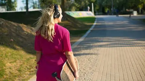 Bycie w związku to obciach? Dlaczego młode kobiety wolą być same?