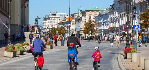 Jak bezpiecznie jeździć z dzieckiem na rowerze? Policjantka tłumaczy