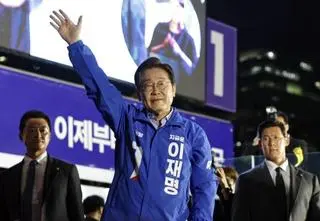 Ma zarzuty korupcyjne i nie zdejmuje kamizelki kuloodpornej. Kim jest nowy prezydent Korei?