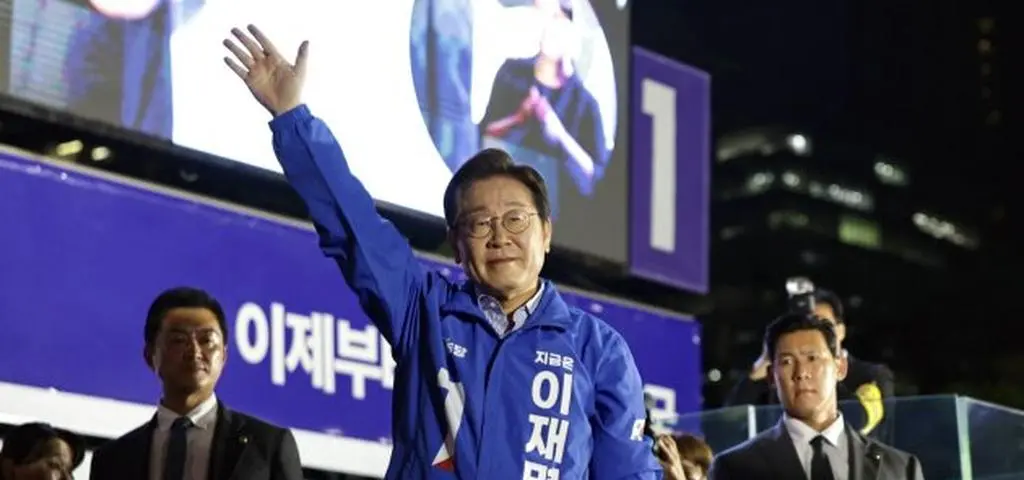 Ma zarzuty korupcyjne i nie zdejmuje kamizelki kuloodpornej. Kim jest nowy prezydent Korei?