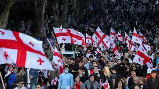 Idą w stronę, która z punktu widzenia Polski jest niebezpieczna. Za sznurki pociąga jedna osoba