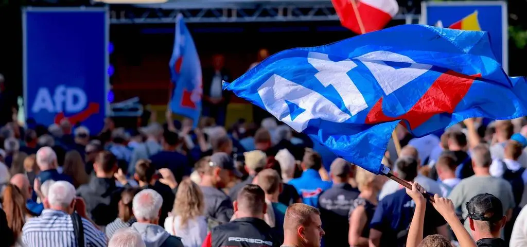 Antyunijna, antyimigrancka, prorosyjska. Fenomen sukcesu AfD
