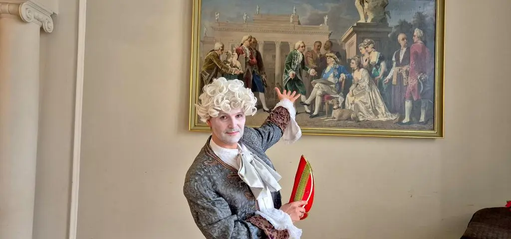 Perfekcyjnie ubrany król. Luksus, który kosztował fortunę