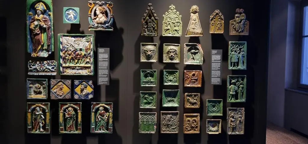 Piece jak średniowieczny Instagram. Herby, bestie i opowieści zapisane w kaflach
