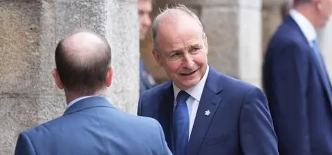 Popiera wszystkie sankcje na Rosję, dostarcza jej niezbędne surowce