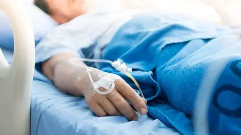 "Myślał, że rak ma wypaść i odrośnie zdrowa tkanka". Onkolog o tragicznych skutkach pseudoleczenia raka