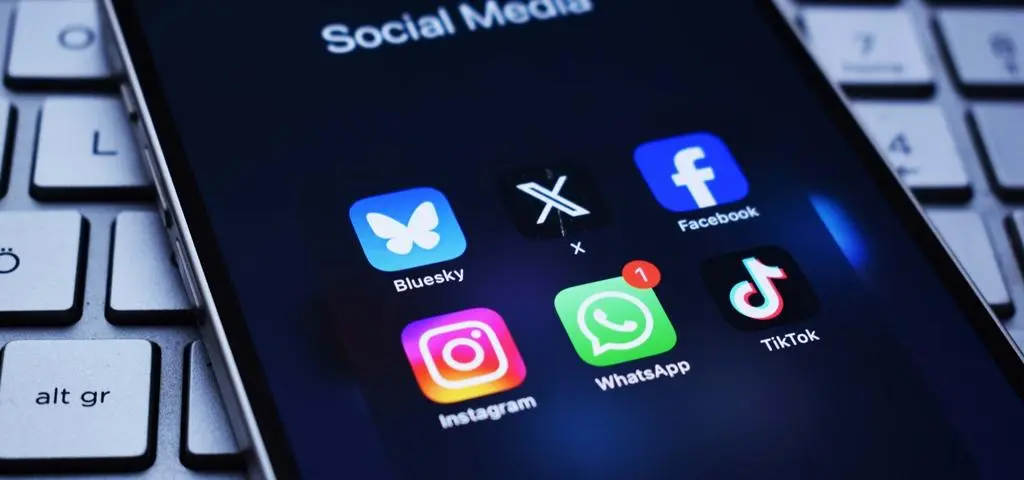 Boty, algorytmy, erotyka. Koniec social mediów, jakie znamy?