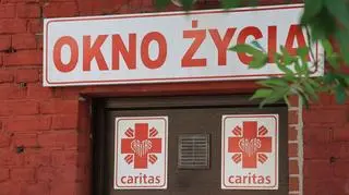 Chłopiec w oknie życia. Przy dziecku była kartka