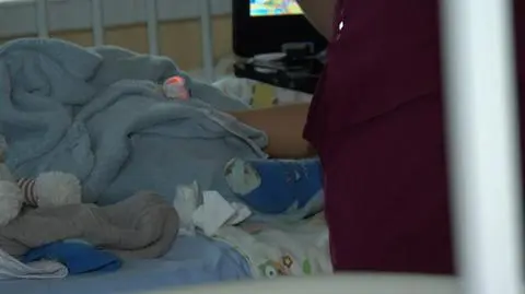 Dwulatek wpadł do basenu. Kwadrans wystarczył, by zaczęła się walka o życie