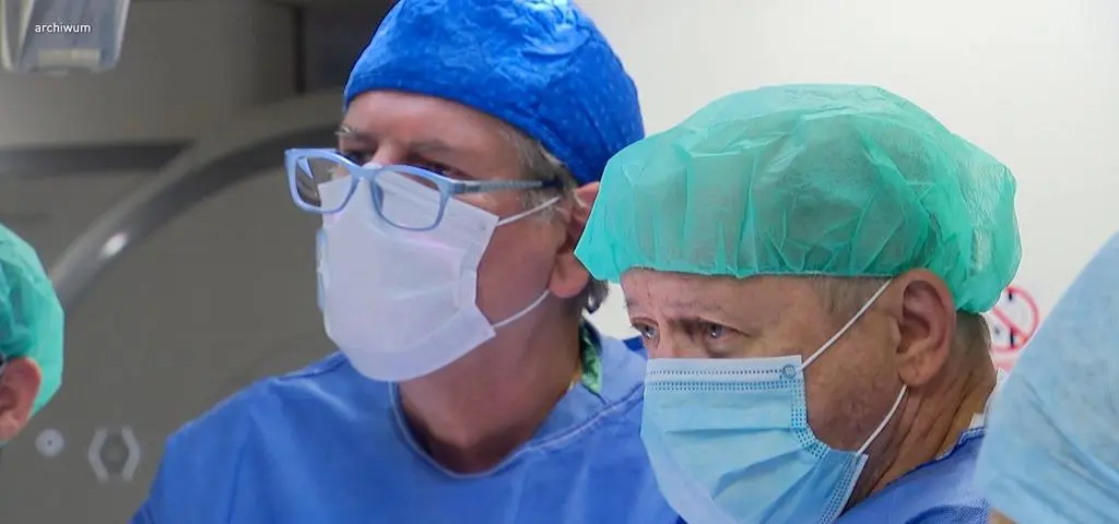 Lekarze z Warszawy naprawiają mózgi chorych. "Mogę znów mówić, biegać"