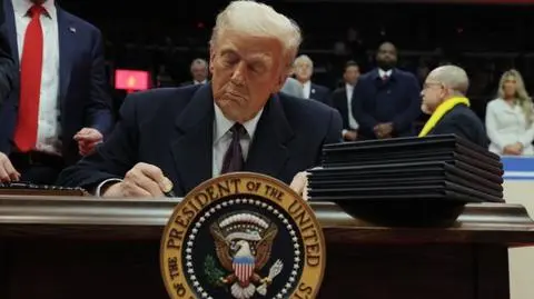 20 tysięcy zwolenników patrzyło na show Trumpa. Podpisał pierwsze dekrety