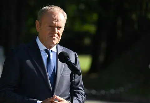 Tusk: żołnierz nie może spekulować, czy coś mu grozi za otwarcie ognia