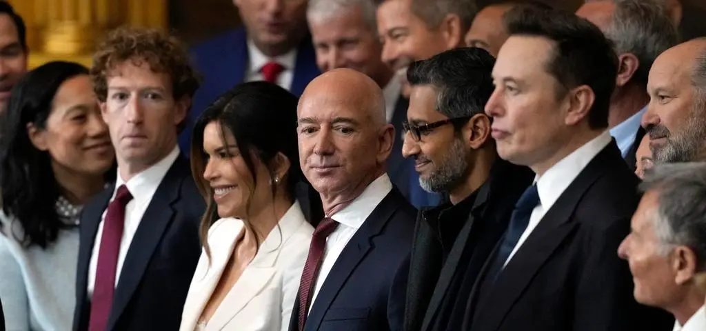 Kto jest dziś bliżej księżycowego celu - Elon Musk czy Jeff Bezos?