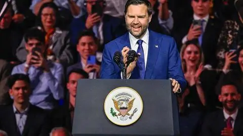 J.D.Vance wyciąga telefon i dzwoni do Trumpa. Na wiecu w Budapeszcie