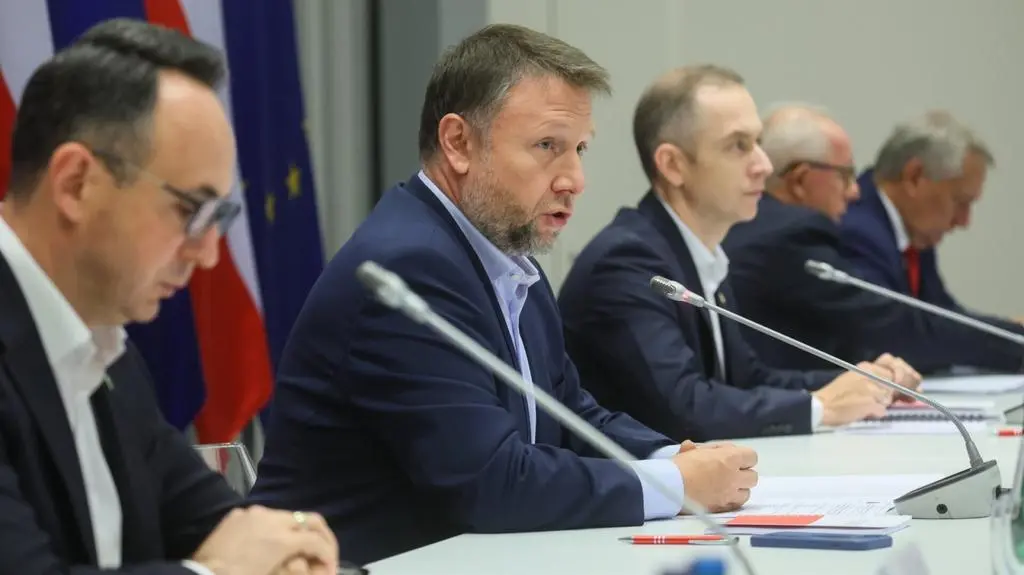 Kierwiński o "kolejnej trudnej nocy" i reprymenda w sprawie fakenewsów