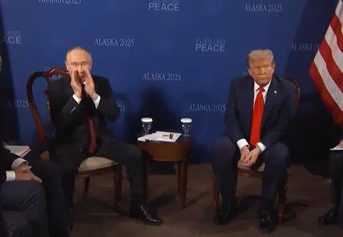 Wiele momentów budziło zaskoczenie. Tak wyglądało spotkanie Putina z Trumpem