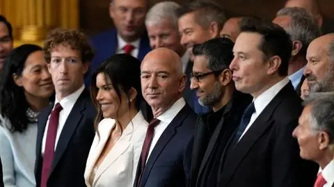 Kto jest dziś bliżej księżycowego celu - Elon Musk czy Jeff Bezos?